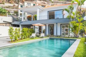 Swimmingpoolen hos eller tæt på Modern Flat Just Steps From Shore