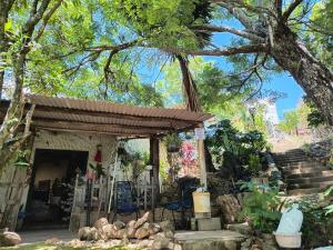 une maison avec une terrasse couverte avec des escaliers et un arbre dans l'établissement CHÁCARA dos CHEIROS, à Atibaia 20 autres photos