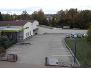 ein Parkplatz vor einem Gebäude in der Unterkunft Hotel Scheidels Kranz in Kenzingen