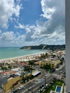 uitzicht op de stad en het strand bij Suítes Natal Plaza 4 Estrelas - Vista Mar - Ponta Negra in Natal