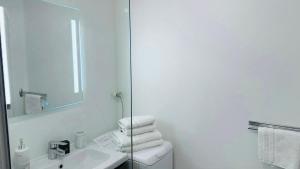 Et badeværelse på Superbe T2 avec Terrasse Tout équipé + 8 billeder