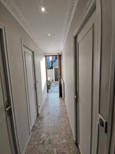 - un couloir avec deux portes et du carrelage dans l'établissement Independent studio 12 min from Paris, à Deuil-la-Barre
