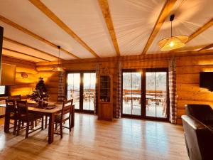 een eetkamer met een tafel en stoelen in een kamer bij Chata Santa Claus - Rudolf i Pyszałek GÓRY SOWIE in Sokolec