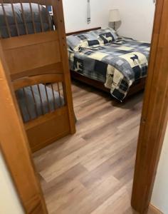una camera con letto a castello e pavimento in legno di Cabin in the pines a Tamworth