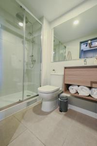 a bathroom with a toilet and a glass shower at Suite Compacta y Elegante in Temuco