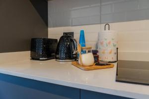 a kitchen counter with appliances on a counter top at Suite Compacta y Elegante in Temuco
