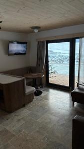 een woonkamer met uitzicht op de oceaan bij Za Krzemionką in Maruszyna +47 foto's