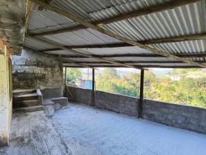 un bâtiment vide avec un grand toit percé de fenêtres dans l'établissement CHÁCARA dos CHEIROS, à Atibaia