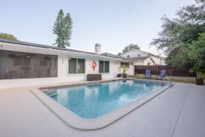 een zwembad voor een huis bij Legoland Escape in Winter Haven