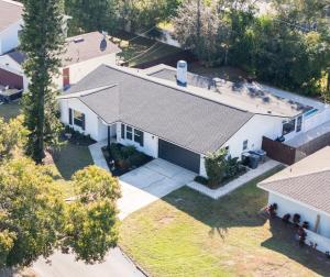 een luchtzicht op een wit huis bij Legoland Escape in Winter Haven