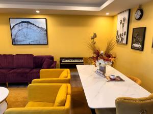 ein Wohnzimmer mit Sofa, Tisch und Stühlen in der Unterkunft Home away from home in Winnipeg