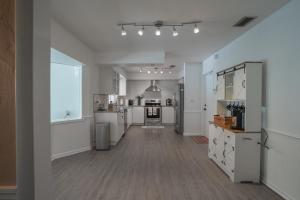 een grote keuken met witte kasten en een groot raam bij Legoland Escape in Winter Haven