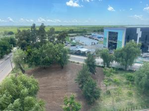 een luchtzicht op een parkeerplaats en een gebouw bij Moderno departamento PH54 in San Nicolás de los Arroyos +4 foto's
