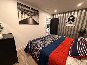 ein Schlafzimmer mit einem Bett und einem Gemälde an der Wand in der Unterkunft Home away from home in Winnipeg