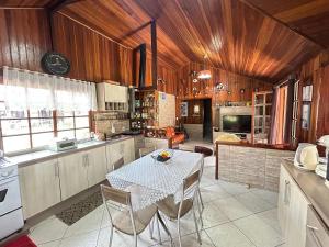 een keuken met een tafel en stoelen in een kamer bij Lagoa Country Club in Cidreira