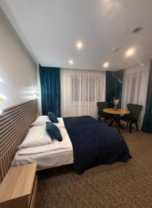 una camera d'albergo con un letto grande e un tavolo di Simona House a Šiauliai Altre 22 foto