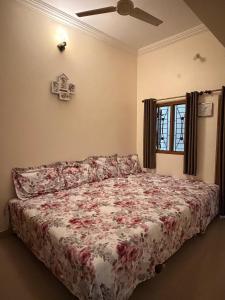 En eller flere senge i et værelse på Madhuban Homestay 1 Ujjain + 17 billeder