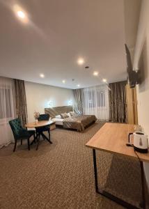 una stanza d'albergo con un letto e un tavolo di Simona House a Šiauliai