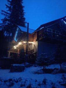 een blokhut in de sneeuw 's nachts bij Корінь in Krasnoilov +13 foto's