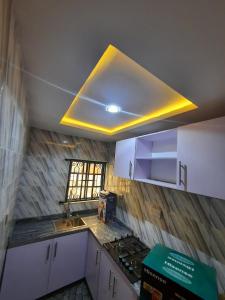 een keuken met een dakraam in het plafond bij CosyHomesOta in Otta