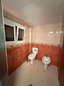 een badkamer met een toilet en een bidet bij Vila Žuta in Bar