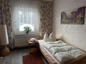 En eller flere senge i et værelse på Ferienhaus Heideblick + 5 billeder