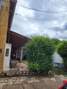 Udsigt til en flod der løber i nærheden af lejligheden + 2 billeder