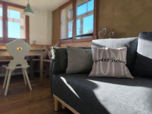 Postel nebo postele na pokoji v ubytování 5Sterne Ferienwohnung im Fachwerk mit Bergblick in Alleinlage und großem Garten, Infrarotkabine