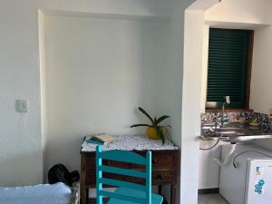 una stanza con una scrivania con una sedia e un lavandino di Chalé Vista Mar a Ilhabela Altre 16 foto