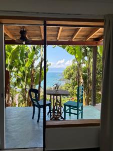 una stanza con vista sull'oceano da un balcone di Chalé Vista Mar a Ilhabela