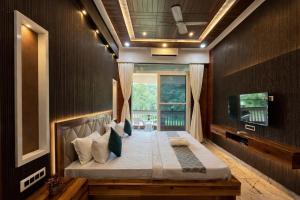 a bedroom with a large bed and a tv at Selborne Villas in Nagothna