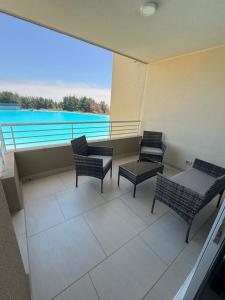 een balkon met stoelen en een tafel en uitzicht op het water bij Laguna mar in Las Cruces +4 foto's