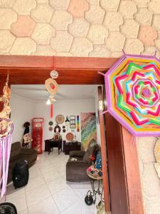 een woonkamer met een kleurrijke vlieger aan de muur bij Casa Shantti in Angra dos Reis