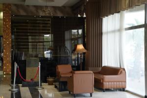 un salon avec deux fauteuils et un canapé dans l'établissement Hotel Seever, à Erbil
