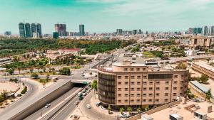 vue aérienne d'une ville avec une autoroute dans l'établissement Hotel Seever, à Erbil