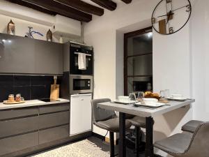 a kitchen with a table with chairs and a counter top at Le cocon de Lilo et Stitch in Montereau-Fault-Yonne