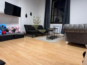 un salon avec deux peluches sur un canapé dans l'établissement Le cocon chic, à Montereau-faut-Yonne