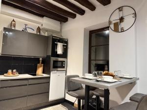 - une cuisine avec une table, des chaises et un comptoir dans l'établissement Le cocon chic, à Montereau-faut-Yonne 8 autres photos