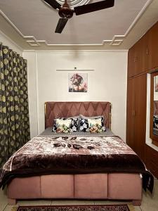 En eller flere senge i et værelse på ComfortStay 1BHK