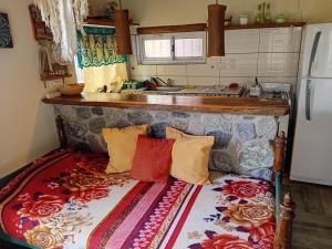 un letto con cuscini sopra in una cucina di La Arenosa 1 a Cafayate