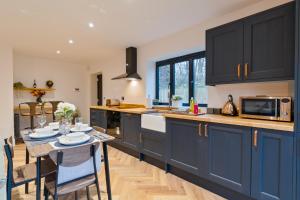 Køkken eller tekøkken på High Trees Lodge - Luxury Retreat with 2 King En-Suites