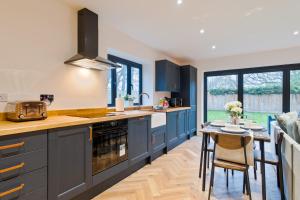 Køkken eller tekøkken på High Trees Lodge - Luxury Retreat with 2 King En-Suites + 44 billeder