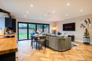 Et opholdsområde på High Trees Lodge - Luxury Retreat with 2 King En-Suites