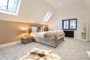 En eller flere senge i et værelse på High Trees Lodge - Luxury Retreat with 2 King En-Suites