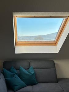 een raam in een kamer met een bank eronder bij Ferienwohnung Waldzauber in Naumburg