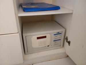 a microwave on a shelf in a refrigerator at UniversiFlat in Ponta Grossa