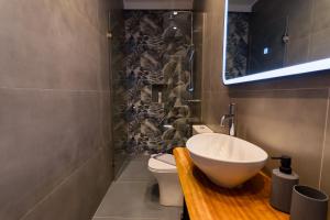 シダリにあるMisemeliの洗面台とトイレ付きのバスルーム +24枚の写真