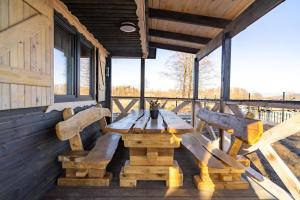 a wooden table and chairs on the porch of a cabin at Ustronne Karkonosze in Miłków