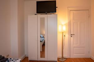 TV a/nebo společenská místnost v ubytování Luxus Apartment im Goetheviertel mit Badewanne, Regendusche WLAN uvm