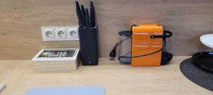 eine Theke mit Messerhalter und einem Messer in der Unterkunft Gold Apartament in Olsztyn + 30 Fotos